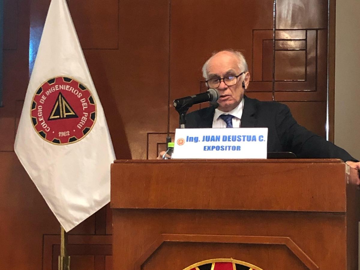El Ing. Juan Deustua Carvallo como expositor en el Colegio de Ingenieros del Perú