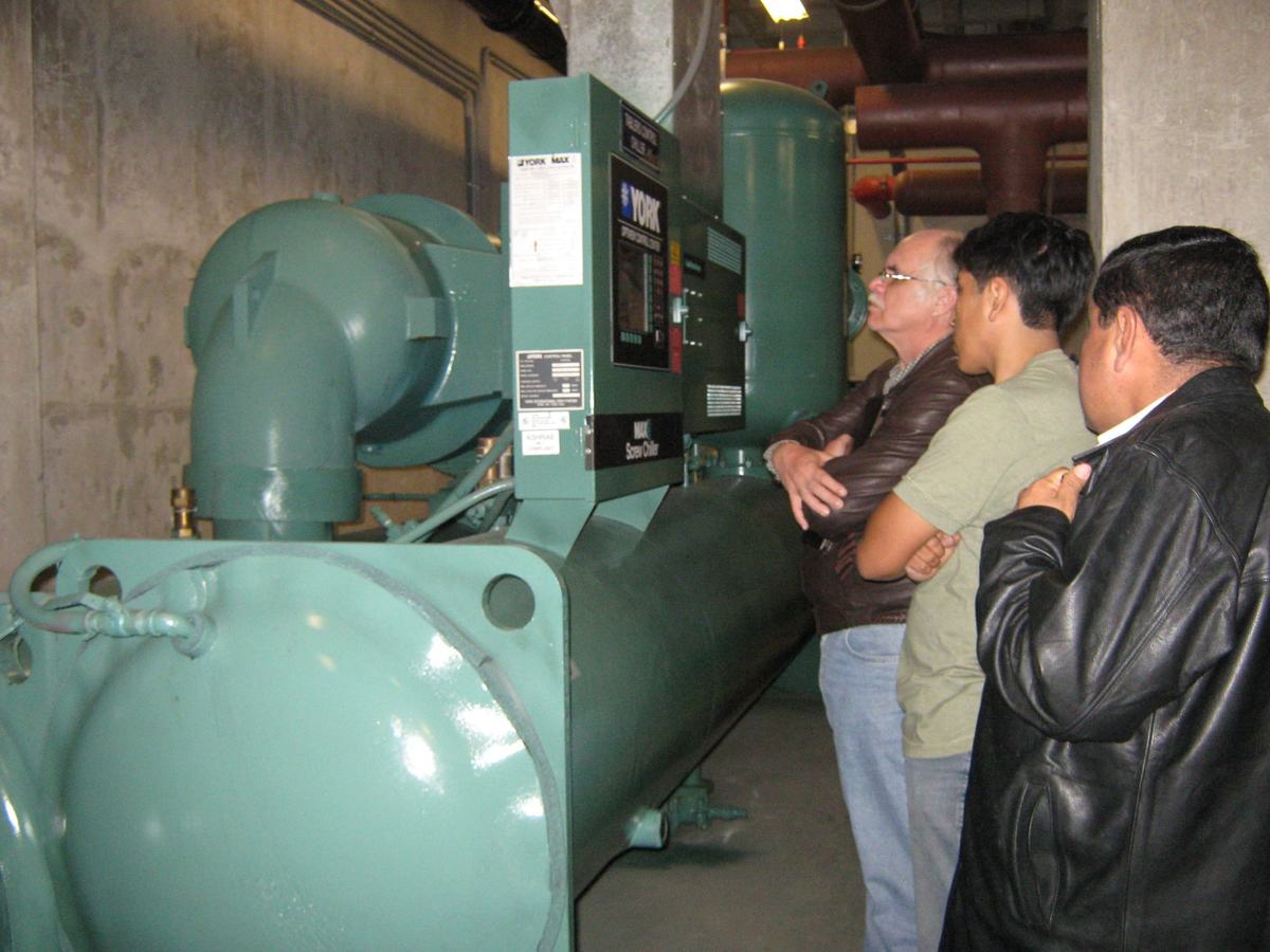 Visita técnica a una sala de máquinas con un chiller de tornillo