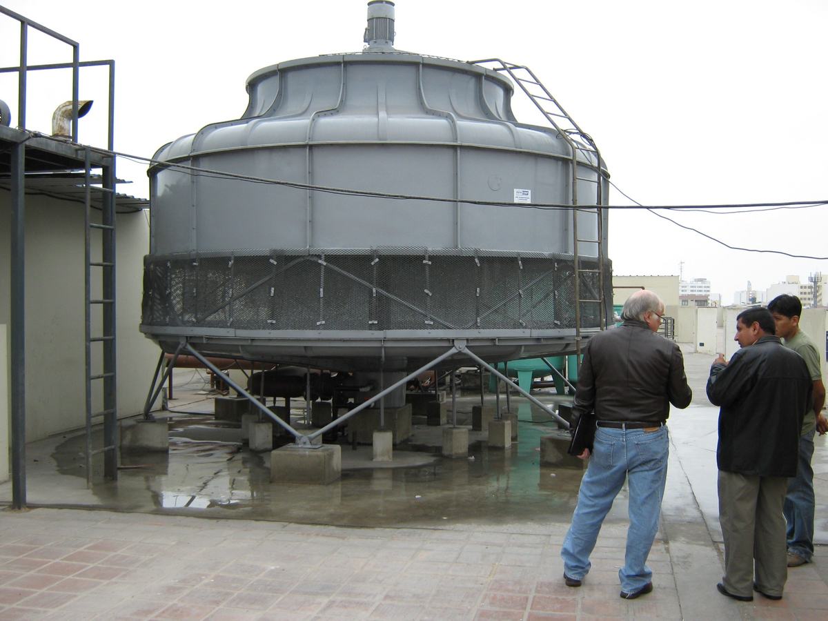 Visita técnica junto a una torre de enfriamiento